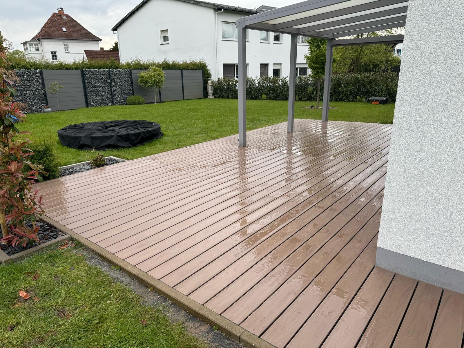 Holzdeck mit Pergola