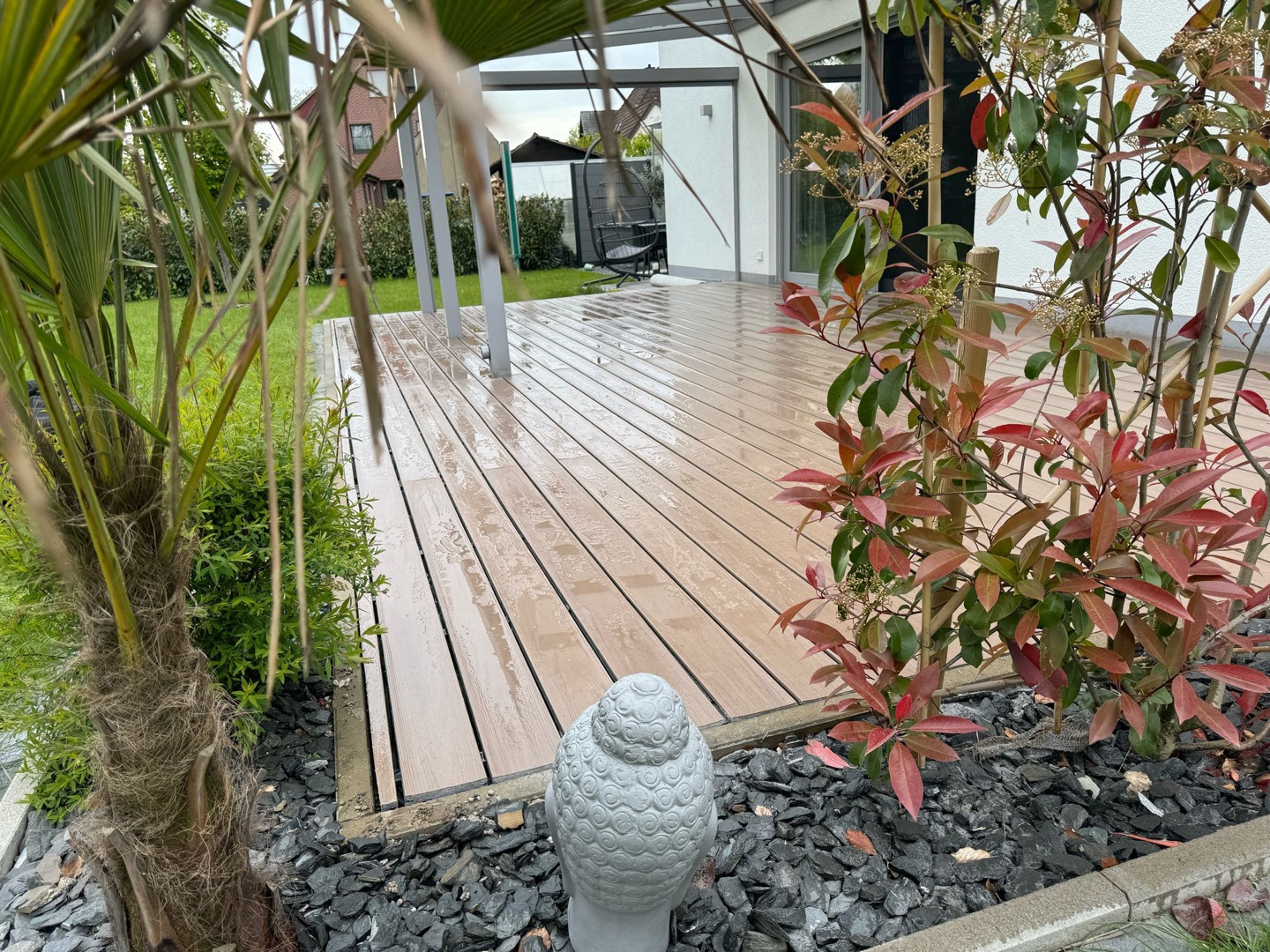 Moderne Holzterrasse